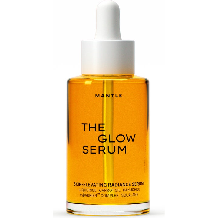 MANTLE The Glow Serum 30 ml heleyttävä kasvoseerumi kultaisessa lasipullossa valkoisella pipetillä antaa iholle hehkua.