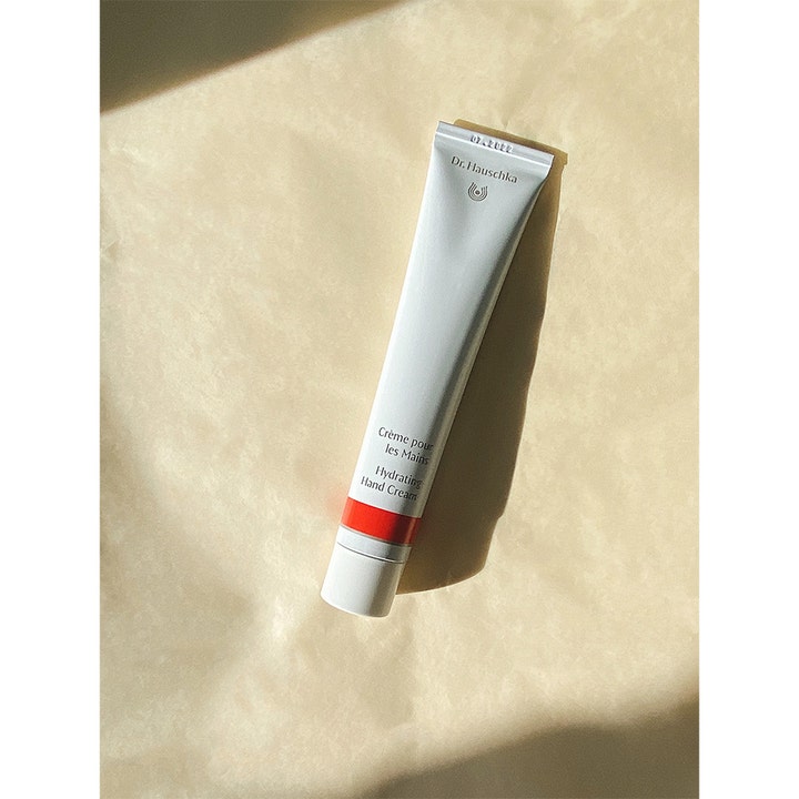 Dr. Hauschka Hand Cream 50 ml kosteuttava käsivoide valkoisessa metallituubissa oranssilla raidalla.