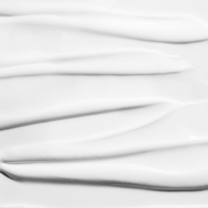 Caudalie Vinoclean Cleansing Almond Milk 200 ml puhdistusmaito, jossa on täyteläinen ja kermainen valkoinen tekstuuri.