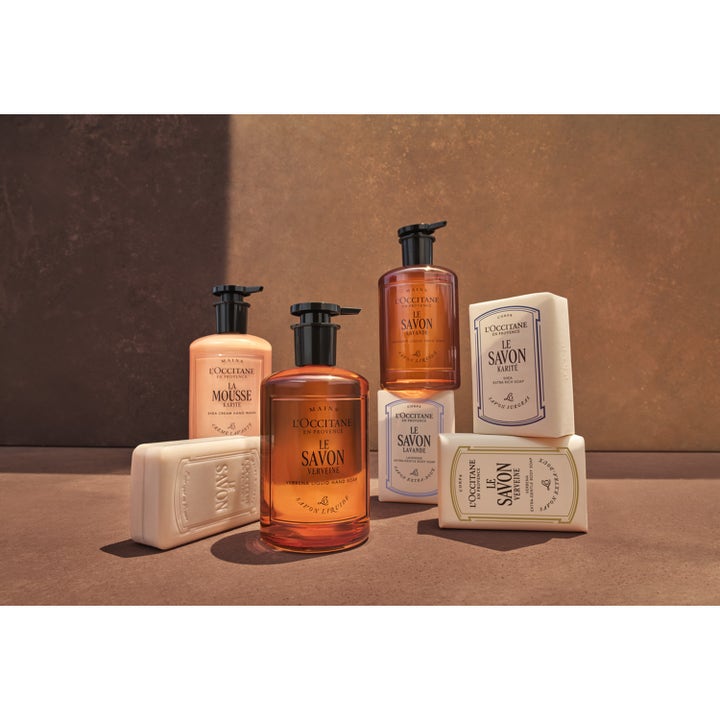 L'Occitane en Provence Shea Butter Verbena Body Soap 250 g kosteuttava saippua osana sarjaa lämpimällä taustalla.