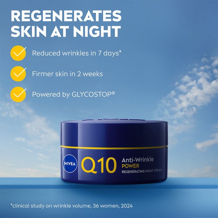 NIVEA Q10 Power Night Cream 50 ml uudistava yövoide tummansinisessä purkissa kiinteyttää ihoa yön aikana.