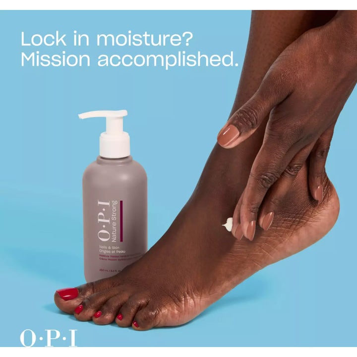OPI Nature Strong Moisture Mission 250 ml kosteuttava käsi- ja jalkavoide harmaassa pumppupullossa levitettynä jalalle.