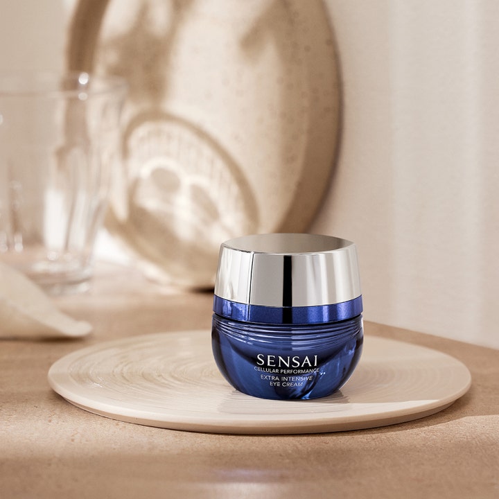 Sensai Cellular Performance Extra Intensive Eye Cream 15 ml elvyttävä silmänympärysvoide sinisessä lasipurkissa