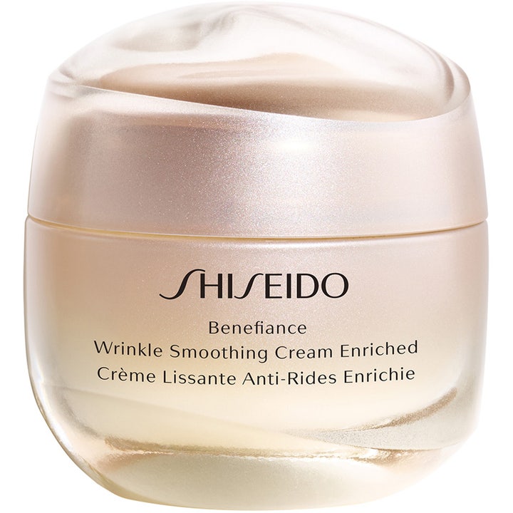 Shiseido Benefiance Wrinkle Smoothing Cream Enriched 50 ml ryppyjä silottava kasvovoide helmiäishohtoisessa lasipurkissa.