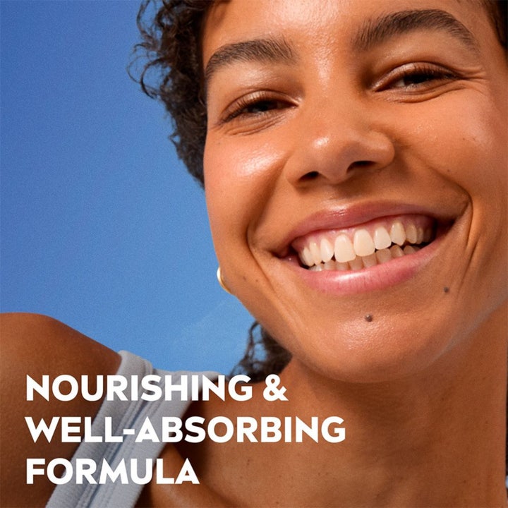 NIVEA Caring Day Cream SPF15 50 ml ravitseva päivävoide antaa heleyttä. Hymyilevä nainen ja nourishing formula -teksti.