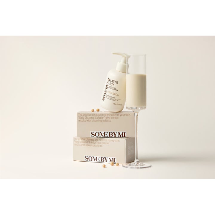 Some By Mi Lactosoy Mild Bubble Peeling Cleanser 180 ml puhdistusvaahto valkoisessa pullossa maitolasin vieressä.