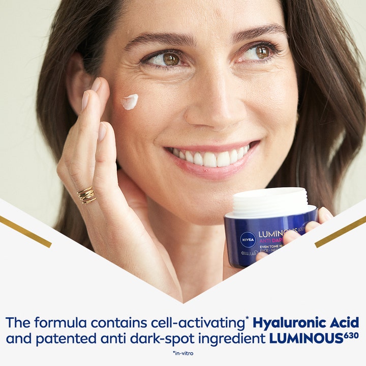 NIVEA Luminous630 Anti Dark-Spot Night Cream 50 ml yövoide jota nainen levittää iholleen sinisestä purkista