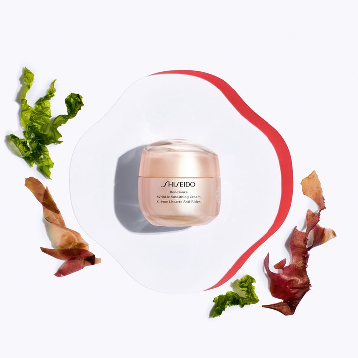 Shiseido Benefiance Wrinkle Smoothing Cream 50 ml silottava päivävoide vaaleanpunaisessa purkissa merilevän keskellä.