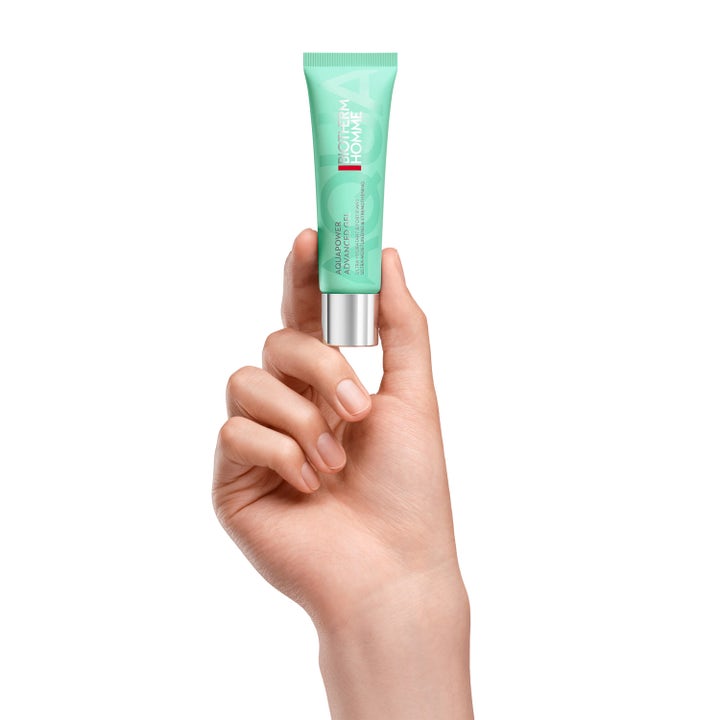 Biotherm Aquapower Advanced Gel 30 ml kosteuttava kasvovoide kädessä pidetyssä mintunvihreässä tuubissa