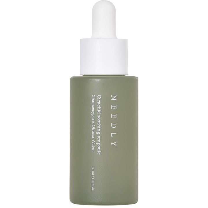 Needly Cicachid Soothing Ampoule 30 ml rauhoittava seerumi oliivinvihreässä mattapintaisessa lasipullossa valkoisella pipetillä.