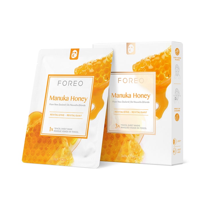 FOREO Manuka Honey 3 kpl elvyttävä kangasnaamio valkoisessa pakkauksessa, jossa on kuvioituna valuvaa hunajaa.