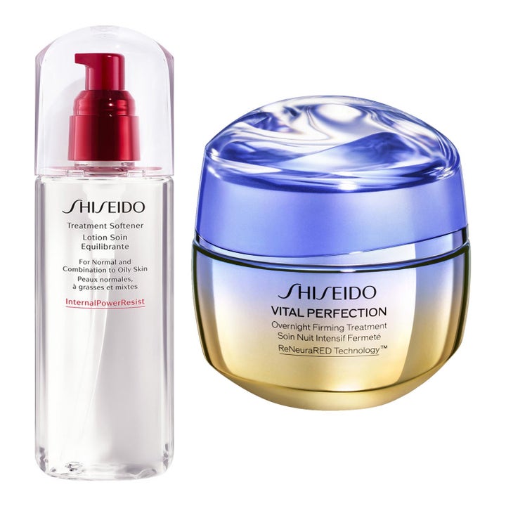 Shiseido Treatment Softener ja Vital Perfection kiinteyttävä yövoide kirkkaassa pumppupullossa ja sinikultaisessa purkissa.
