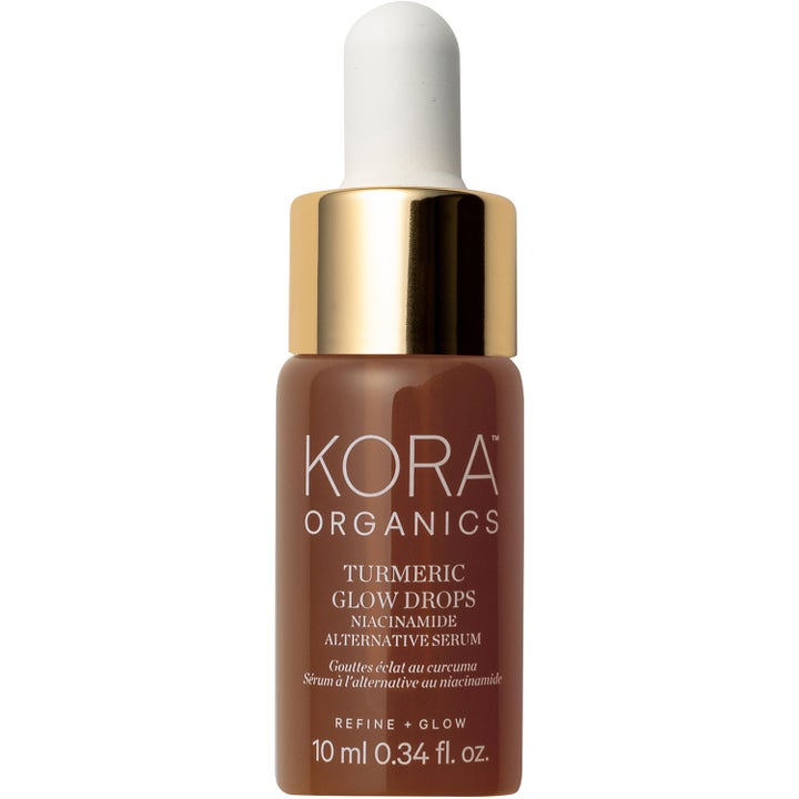 Kora Organics Turmeric Glow Drops 10 ml heleyttävä seerumi ruskeassa lasipullossa, jossa on kultainen korkki.