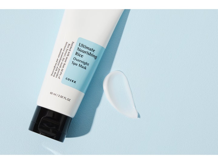 COSRX Ultimate Nourishing Rice Overnight Spa Mask 60 ml kirkastava yönaamio ja kermainen koostumus valkoisessa tuubissa.