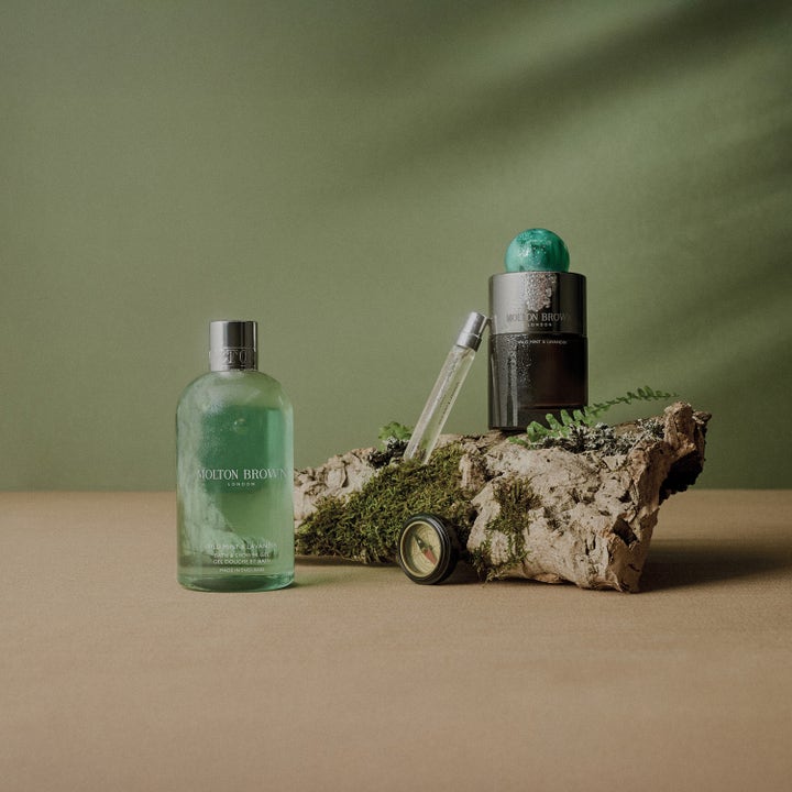 Molton Brown Wild Mint & Lavandin Bath & Shower Gel 300 ml virkistävä suihkugeeli vihreässä pullossa sammaleisella puulla