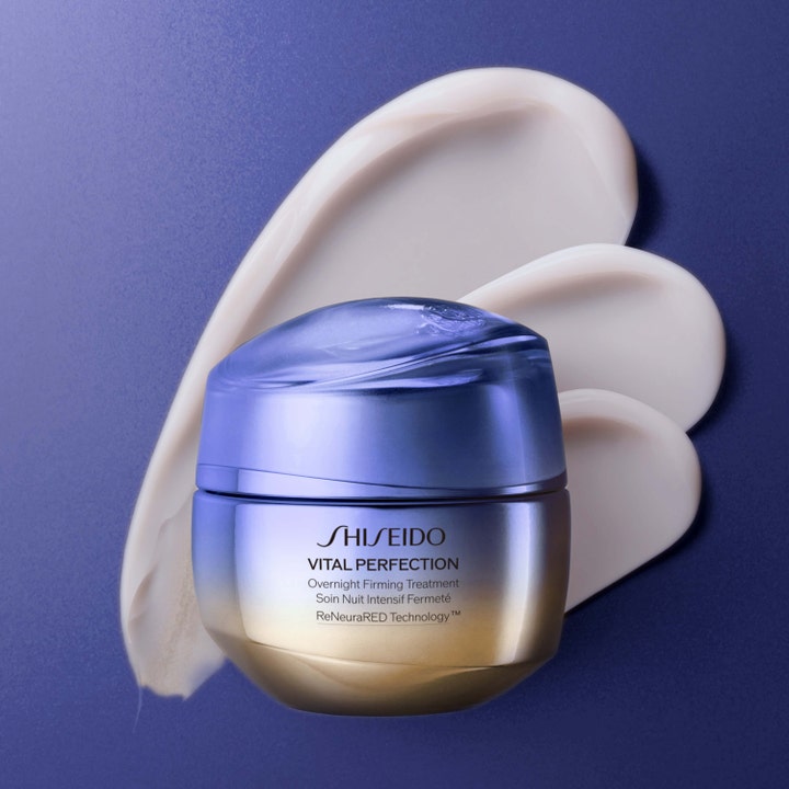 Shiseido Vital Perfection Advanced Overnight Treatment Refill 50 ml kiinteyttävä yövoide liilassa purkissa ja voidetta