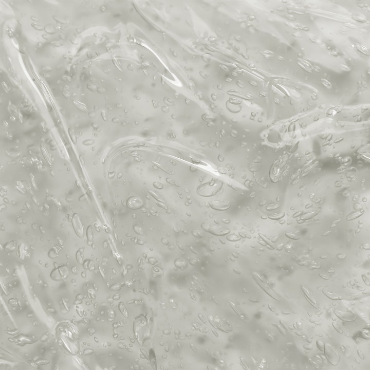 Mario Badescu Hyaluronic Dew Drops 29 ml hyaluronihapposeerumi on kirkas, geelimäinen ja täynnä pieniä ilmakuplia.
