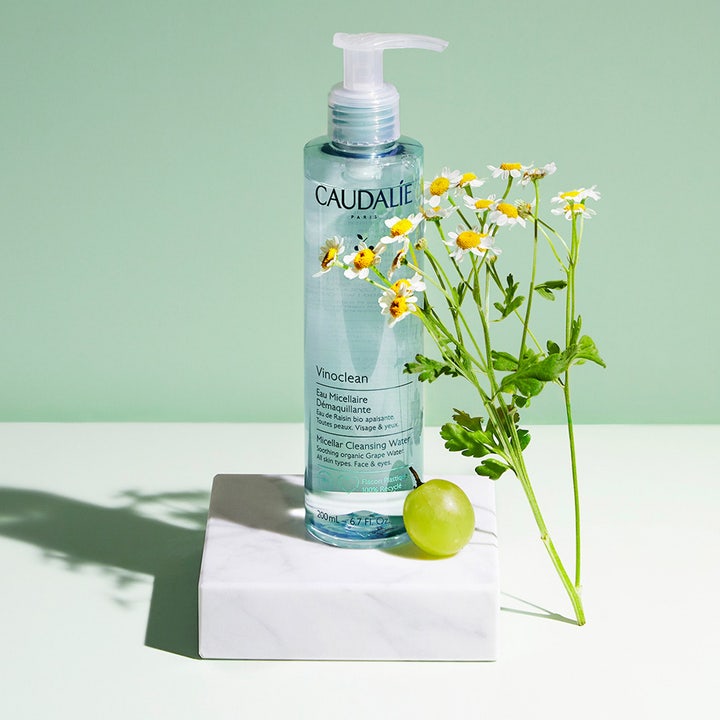 Caudalie Vinoclean Micellar Cleansing Water 200 ml puhdistusvesi ja viinirypäle vaalealla marmorialustalla.