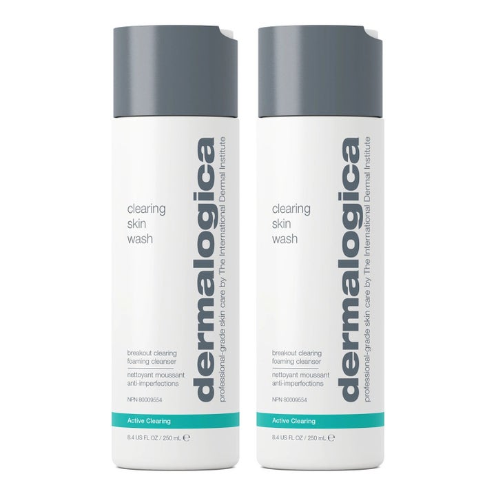 Dermalogica Clearing Skin Wash 250 ml puhdistusgeeli epäpuhtauksia vastaan kahdessa valkoisessa pumppupullossa.
