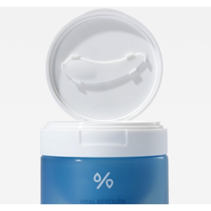 Dr. Ceuracle Hyal Reyouth Melting Foaming Balm 100 ml puhdistusbalmi sinisessä purkissa, jonka kannessa on lasta.