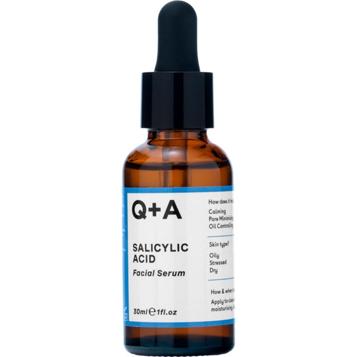Q+A Salicylic Acid Facial Serum 30 ml rauhoittava kasvoseerumi ruskeassa lasipullossa mustalla pipetillä