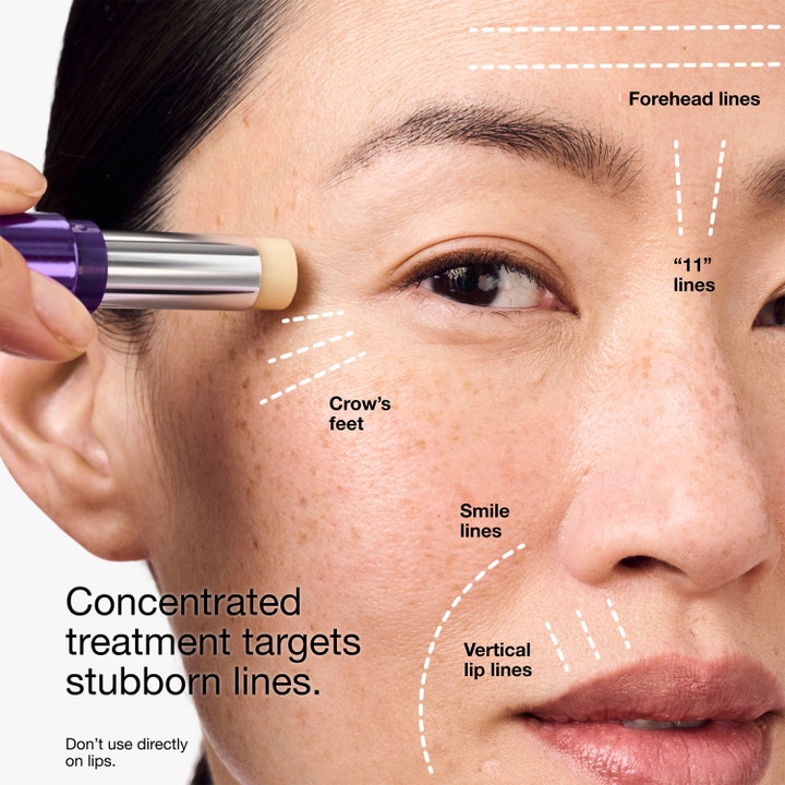 Clinique Smart Clinical Repair Retinoid Balm 3 g silottaa juonteita violetilla puikolla kasvoilla.
