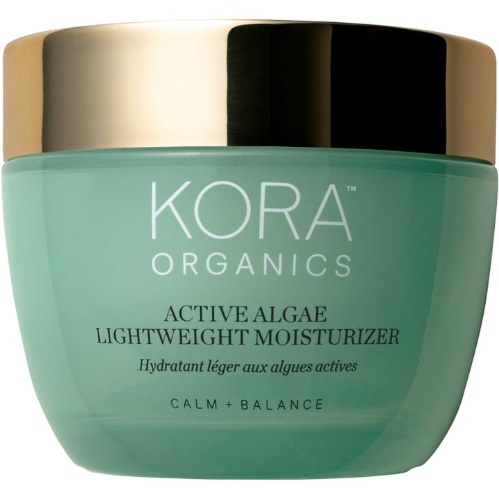 KORA Organics Active Algae Lightweight Moisturizer rauhoittava kasvovoide vihreässä purkissa kultaisella korkilla.
