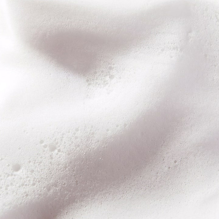 Nuxe Very Rose Cleansing Foam 150 ml puhdistusvaahto puhdistaa ihon pehmeän ilmavalla ja valkoisella vaahdolla.
