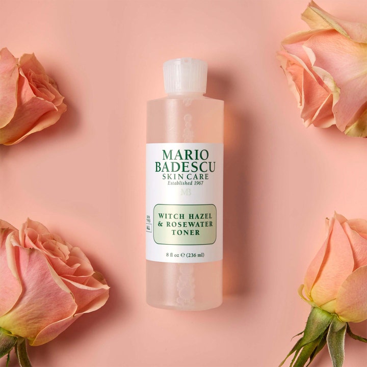 Mario Badescu Witch Hazel & Rosewater Toner 236 ml rauhoittava kasvovesi vaaleanpunaisten ruusujen ympäröimänä