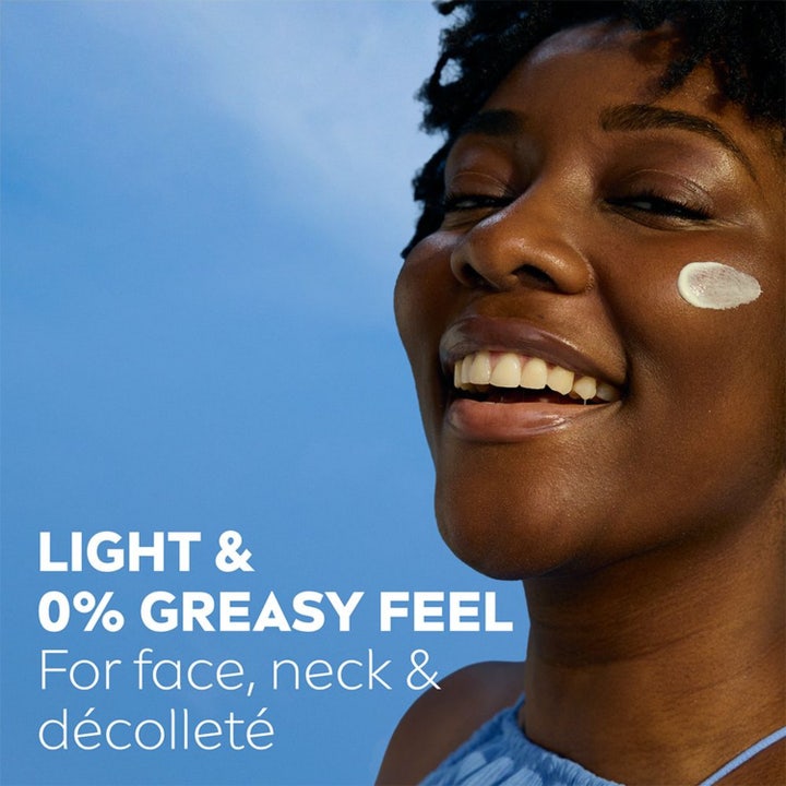 NIVEA UV Face Luminous630 40 ml aurinkovoide kasvoille vähentää pigmenttiläiskiä kuvassa kaksi hymyilevää naista.