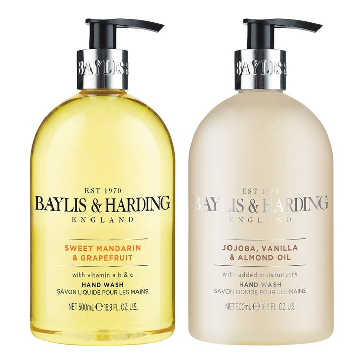 Baylis & Harding Signature Hand Wash Duo 2 x 500 ml puhdistava käsisaippua kirkkaassa ja huurteisessa pumppupullossa.