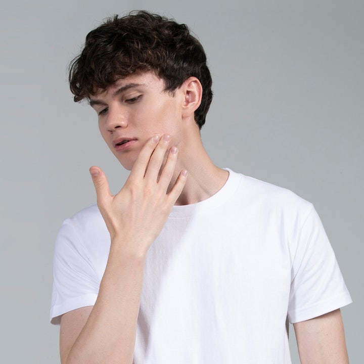 FOREO Blemish Solution 15 ml täsmähoito epäpuhtauksia vastaan nuoren miehen koskettaessa ihoaan.