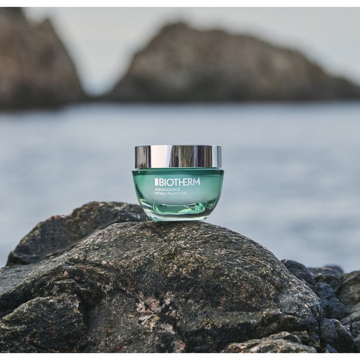 Biotherm Aquasource Hyalu Plump Gel 30 ml kosteuttava kasvovoide vihreässä lasipurkissa kalliolla meren äärellä.