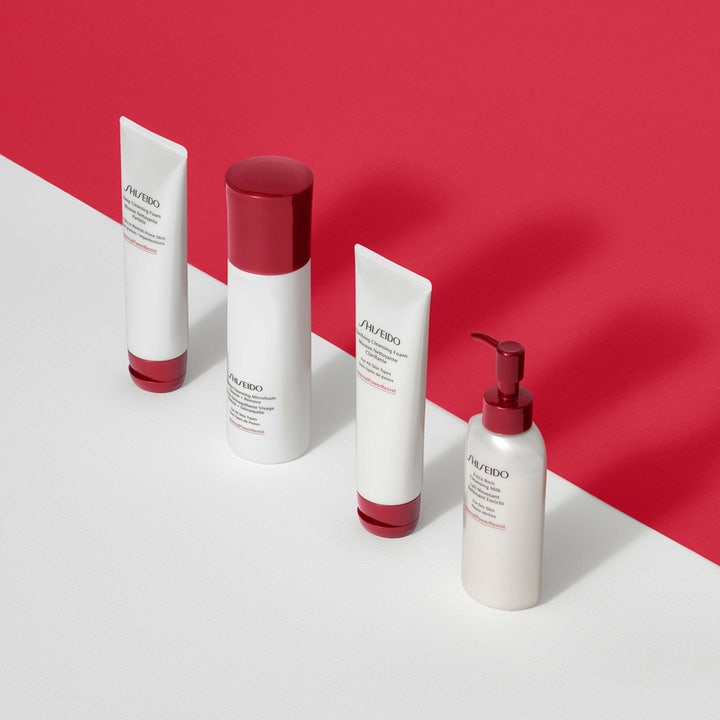 Shiseido Defend Preparation Cleansing Microfoam 180 ml puhdistusvaahto valkoisessa pumppupullossa muiden tuotteiden kanssa