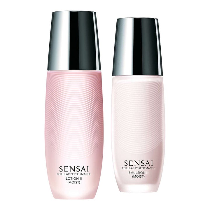 Sensai Cellular Performance Lotion II ja Emulsion II kosteuttava ihonhoitosetti vaaleanpunaisissa pulloissa.