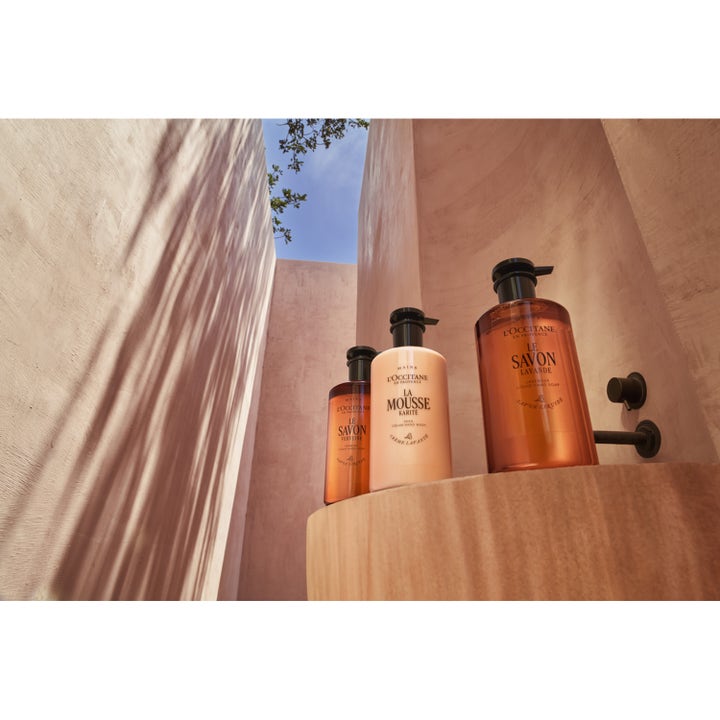 L'Occitane en Provence Shea Cream Hand Wash 500 ml pehmentävä käsisaippua vaaleassa pullossa aurinkoisessa miljöössä.