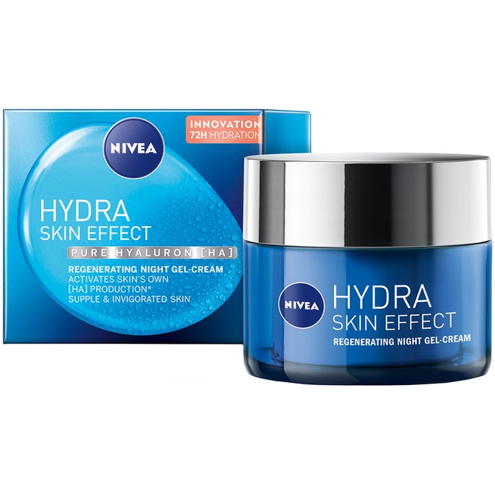 Nivea Hydra Skin Effect 50ml uudistava yövoide kosteuttaa ihoa hyaluronihapolla sinisessä purkissa hopeakannella.