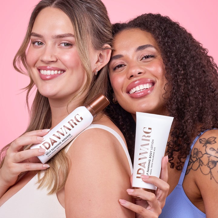 IDA WARG Beauty Self-Tanning Mousse 150 ml vegaaninen itseruskettava vaahto kahden hymyilevän naisen pitelemänä