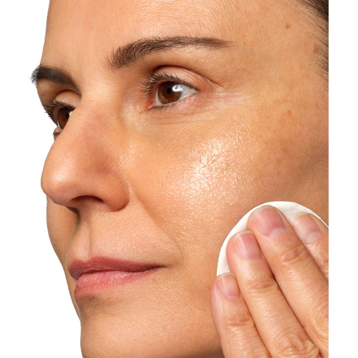 The Ordinary Multi-Active Delivery Essence 100 ml kasvovesi levitetään iholle vanulapulla tuomaan hehkua.