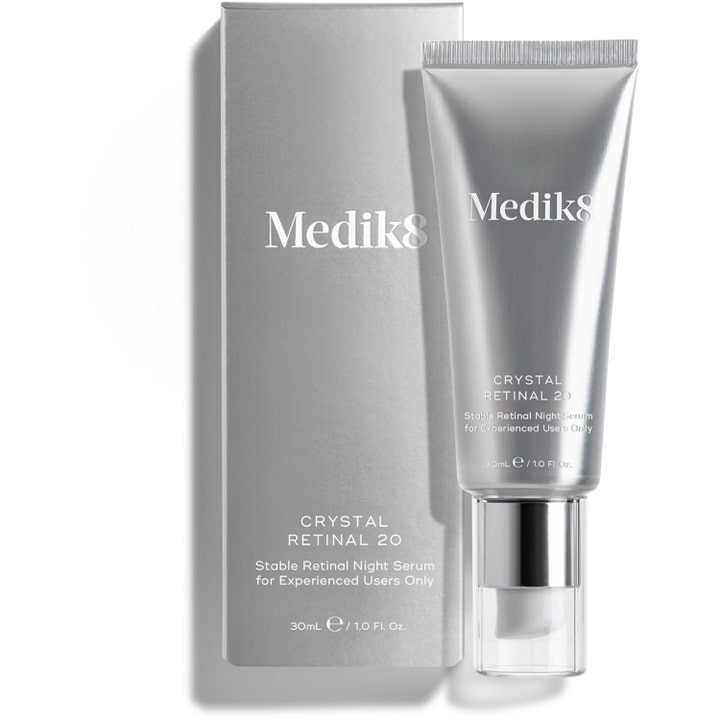 Medik8 Crystal Retinal 20 30 ml ihoa uudistava yöseerumi hopeisessa pumpputuubissa ja pakkauksessa.