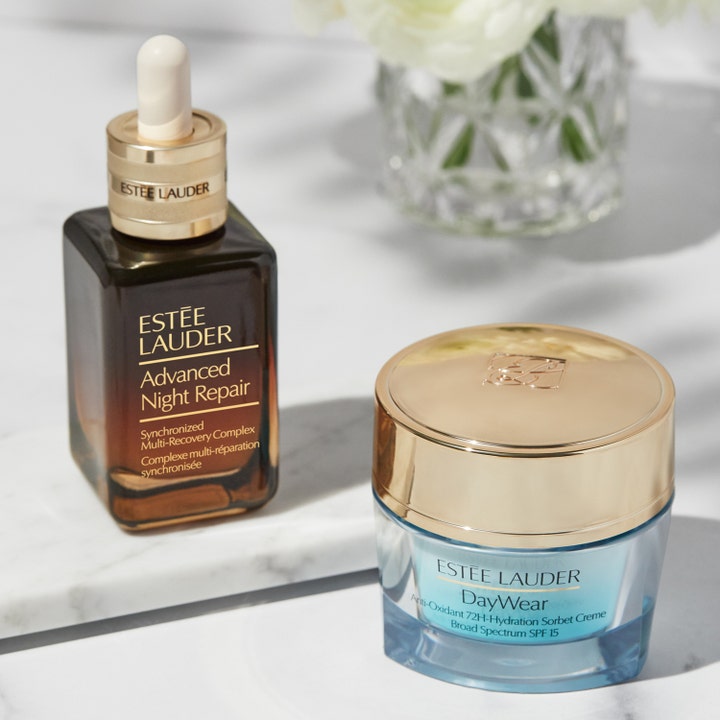 Estée Lauder DayWear 50 ml kosteuttava päivävoide ja Advanced Night Repair -seerumi marmorialustalla.