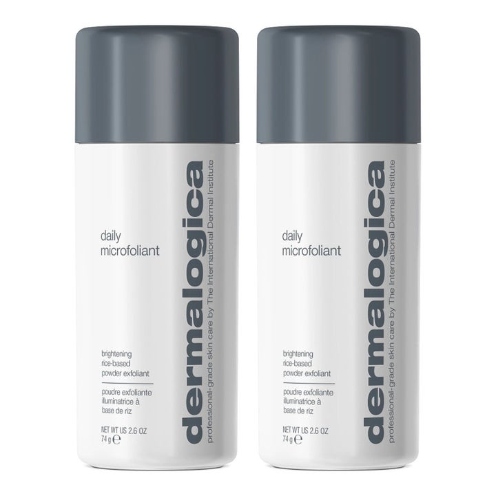 Dermalogica Daily Microfoliant 74 g kirkastava kuorintajauhe kaksi valkoista pulloa harmailla korkeilla