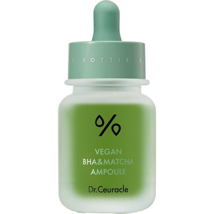 Dr. Ceuracle Vegan BHA & Matcha Ampoule puhdistava seerumi huurteisessa lasipullossa vihreällä pipettikorkilla.