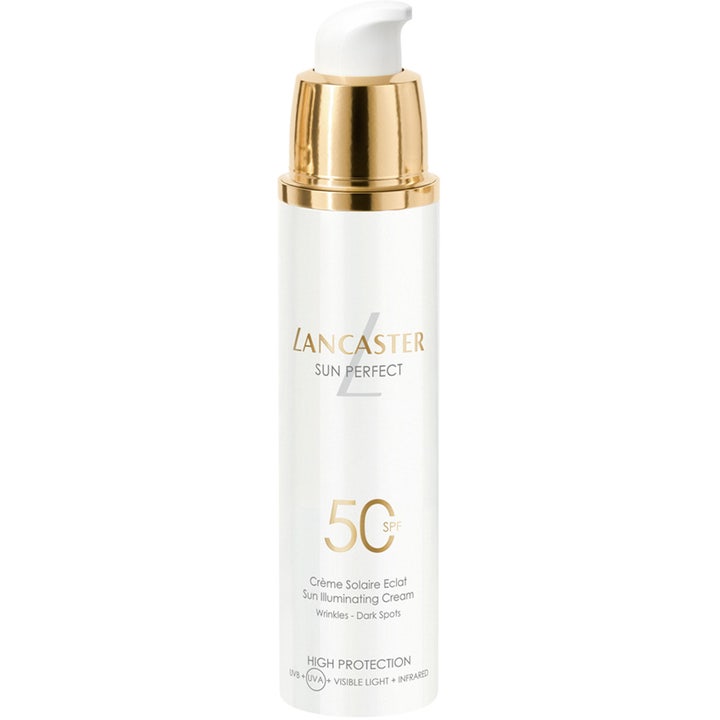 Lancaster Sun Perfect Sun Illuminating Cream SPF50 50 ml aurinkovoide valkoisessa pumppupullossa kultaisilla yksityiskohdilla.