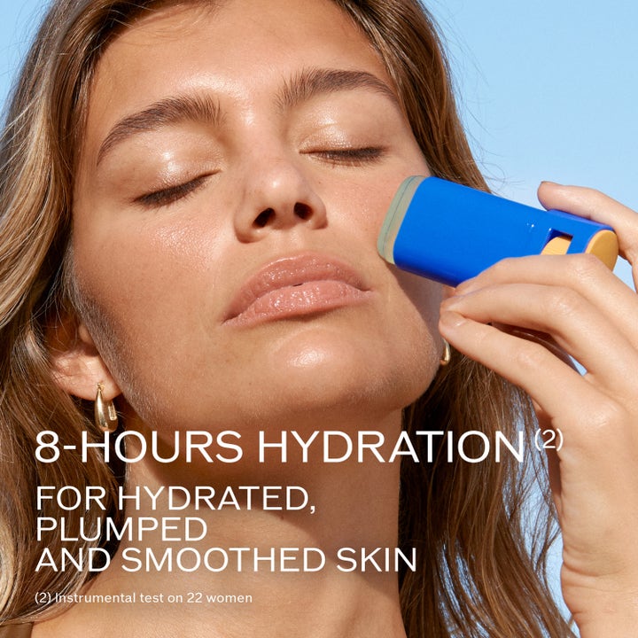 Shiseido Global Sun Care Clear Stick SPF50+ 20 g kosteuttava aurinkosuojapuikko nainen levittää puikkoa sileälle iholle