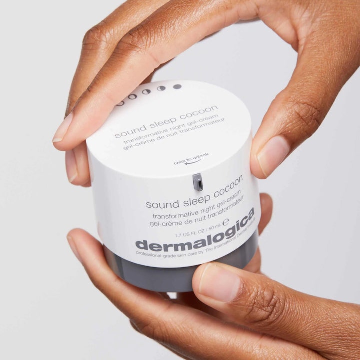 Dermalogica Sound Sleep Cocoon 50 ml uudistava yövoide valkoisessa pumppupakkauksessa käsissä.
