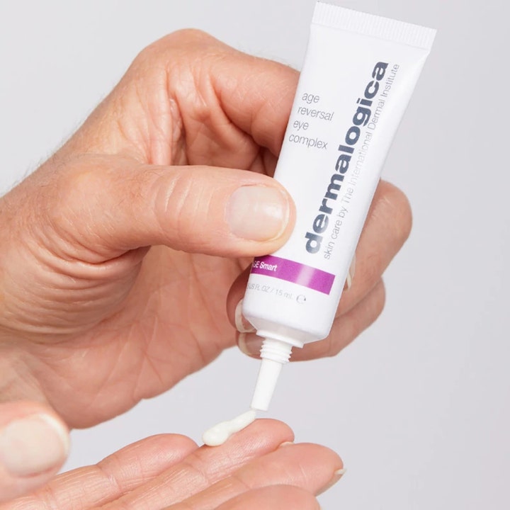 Dermalogica Age Reversal Eye Complex 15 ml silmänympärysvoide valkoisessa tuubissa levitettynä iholle.