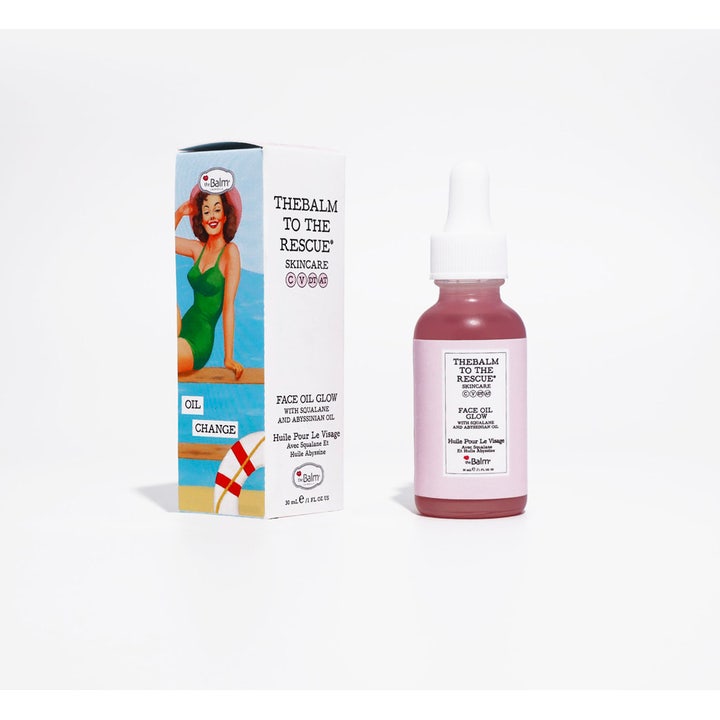 theBalm theBalm to the Rescue 30 ml Face Oil Glow seerumi ja pakkaus, jossa nainen uima-asussa.