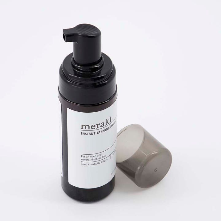 Meraki Instant Tanning Mousse 150 ml itseruskettava vaahto luo tasaisen päivetyksen tummassa pumppupullossa korkki auki.