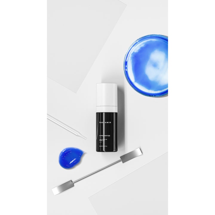 Niche Beauty Lab Theramid Copper Peptide 30 ml anti-aging seerumi mustassa pullossa ja sininen geelikoostumus